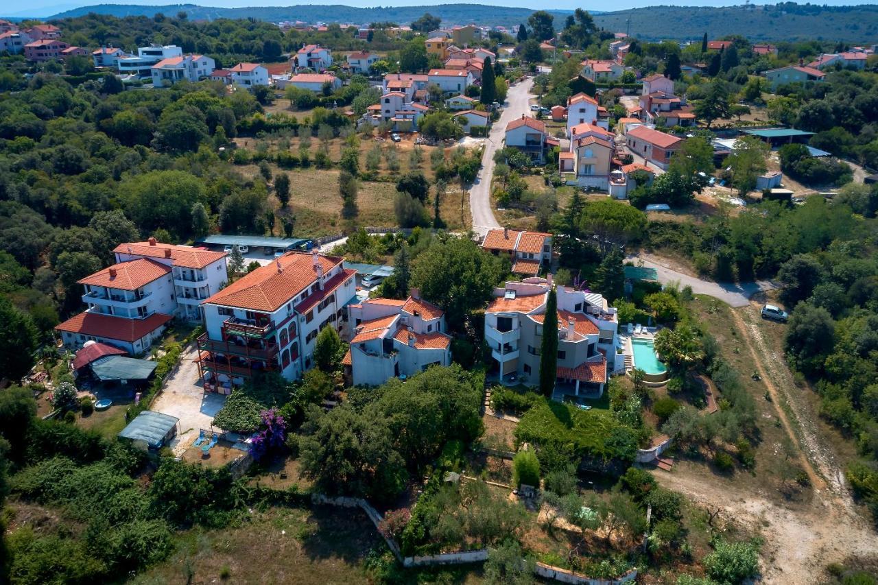 Apartments Dracice 1019 Banjole Bagian luar foto